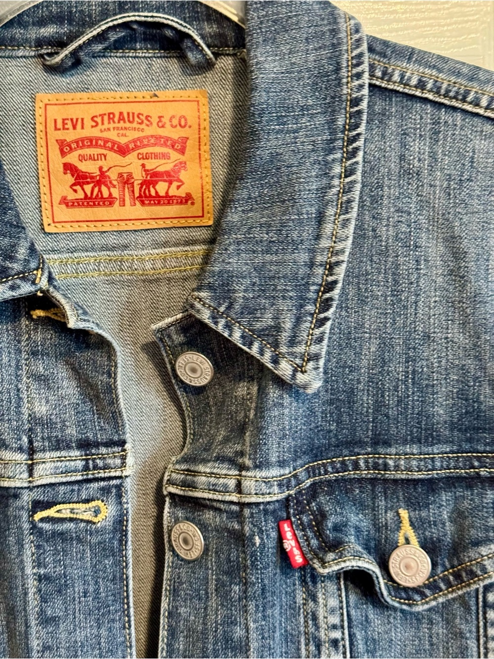 Levi's Denim Trucker Jacket - Size Medium - Picture 3 of 9